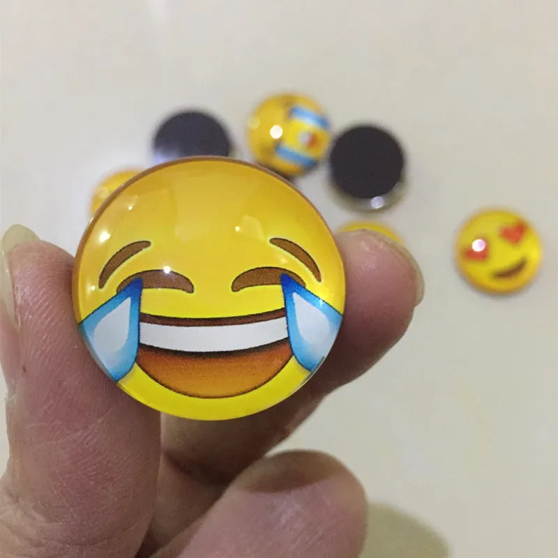 Conjunto de 12 Ímãs de Geladeira Emojis