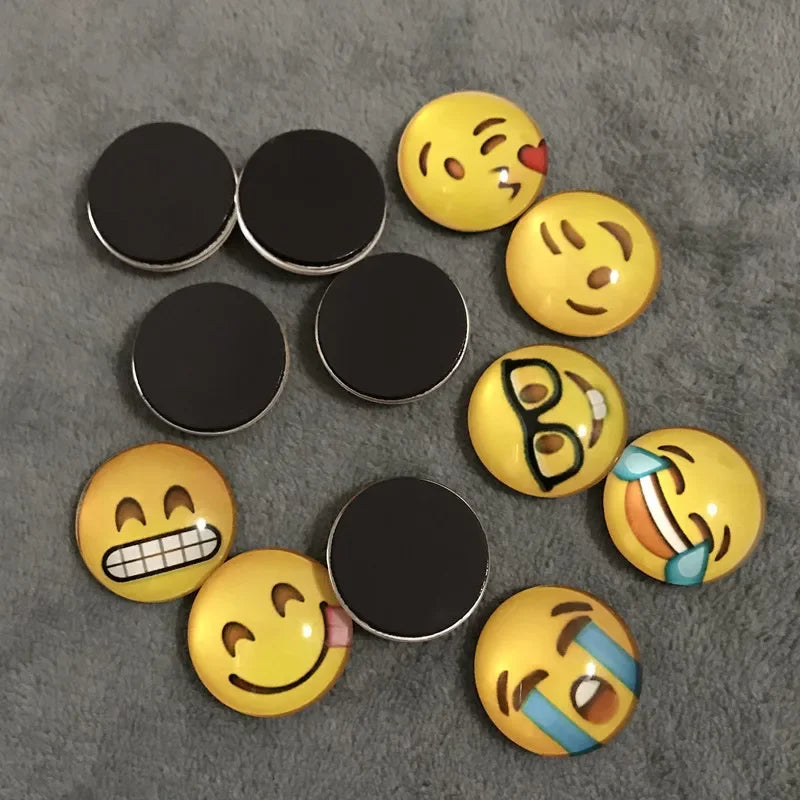 Conjunto de 12 Ímãs de Geladeira Emojis